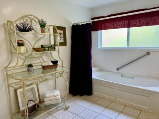 Mallard Cove - lakeside pet friendly - 1