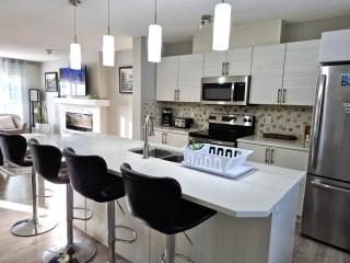 The Southern Comfort - Comfy & spacious 3 BR Home on the park, in strategic SW Edm, near airport - 0