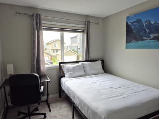 The Southern Comfort - Comfy & spacious 3 BR Home on the park, in strategic SW Edm, near airport - 5