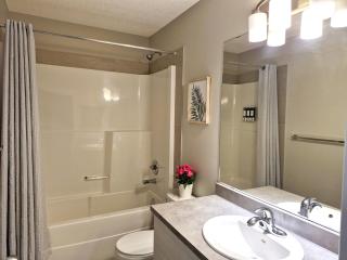 The Southern Comfort - Comfy & spacious 3 BR Home on the park, in strategic SW Edm, near airport - 3