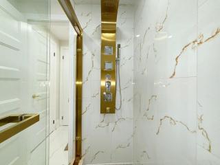 Designer 4BR Basement Aymond Suites Oakville - 9