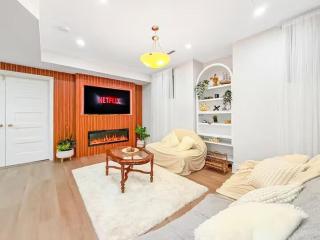 Designer 4BR Basement Aymond Suites Oakville - 7