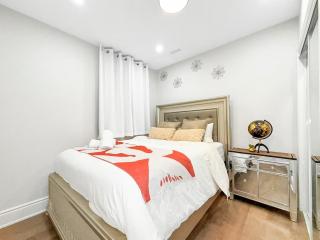 Designer 4BR Basement Aymond Suites Oakville - 6