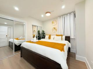 Designer 4BR Basement Aymond Suites Oakville - 5