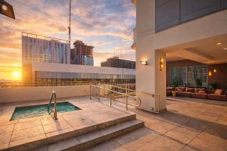 Downtown PHX Retreat Pool Gym Balcony Views - 4