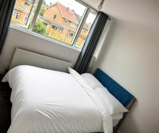 XX Bright Double Room Free Parking & Shared Bathroom - 3