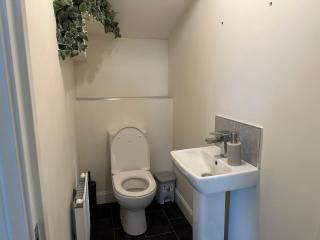 MoDERN 3 BEDROOM 2 BATHROOMS DRIVEWAY PARKING CONTRACTORS - 8