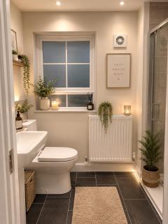 MoDERN 3 BEDROOM 2 BATHROOMS DRIVEWAY PARKING CONTRACTORS - 5