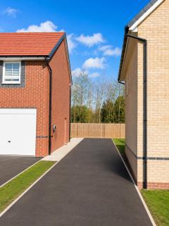 MoDERN 3 BEDROOM 2 BATHROOMS DRIVEWAY PARKING CONTRACTORS - 4