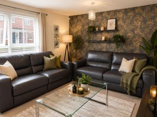 MoDERN 3 BEDROOM 2 BATHROOMS DRIVEWAY PARKING CONTRACTORS - 3