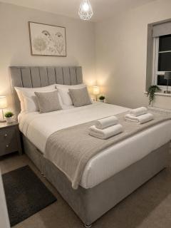 MoDERN 3 BEDROOM 2 BATHROOMS DRIVEWAY PARKING CONTRACTORS - 2