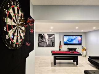 The Southern Comfort - Comfy & spacious 3 BR Home on the park, in strategic SW Edm, near airport - 1