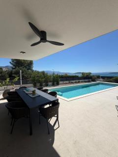 Beachfront villa with pool - 3
