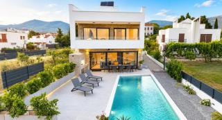 Beachfront villa with pool - 0