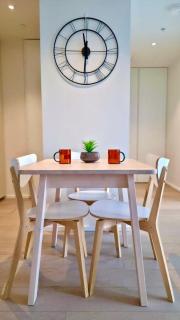 Level 16 Docklands Apartment with Yarra River View - 7