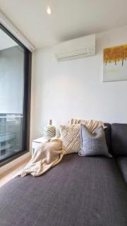 Level 16 Docklands Apartment with Yarra River View - 4