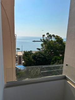 Modern 2BR Beachfront Apt with Communal Pool - 7