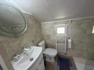 Lucatony's Guesthouse - 4