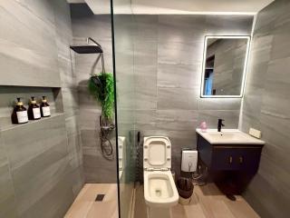 QLED 55 inch TV, 220 Mbps, Coffee Pods, King Bed 3 mins walking distance to LRT 2 station, 10 mins drive to Robinson Magnolia Mall - 5