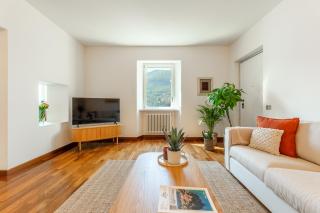 Lake Front Villa Giulia! Hot Tub, Lake access, gym - 2