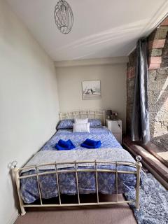 HEATWAVE ESCAPE BY THE SEA Gothic Church w Sea & Castle Views 2 & 3 night stays available - 8
