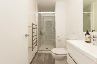 Staydium Retreat CBD 2 Bed 2 Bath With Parking Sleeps 5 - 9