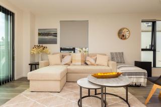 Staydium Retreat CBD 2 Bed 2 Bath With Parking Sleeps 5 - 7
