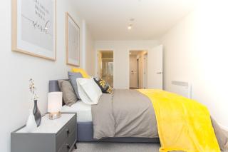 Staydium Retreat CBD 2 Bed 2 Bath With Parking Sleeps 5 - 4