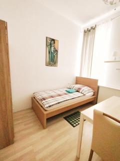 FAVORIT-ROOMS , direkt Metro connection U1 to Centralstation-Airport and City-Center - 7