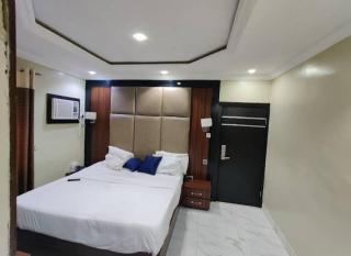 Six Diamond Hotel - 8