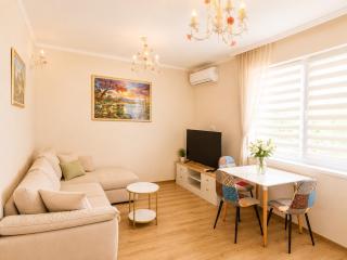 Central City Apartment - Steps to Everything - 0