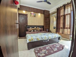 Vrindavan Divine Nest Near Prem Mandir and Iskcon -2BHK Apartment #Lift #ACRooms #Wifi #Family #Couple #FreeParking #Park #2Rooms 2-6 People - 7
