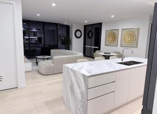 Brand New Luxury Broadbeach Beachside Stay Retreat - 3