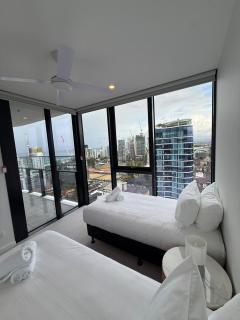 Brand New Luxury Broadbeach Beachside Stay Retreat - 2