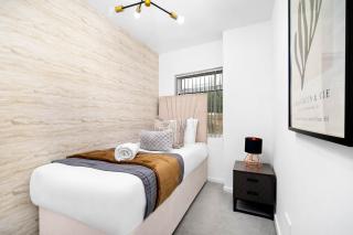 Stylish Three Bed House - Garden - On Street Parking - Netflix 11TM - 1