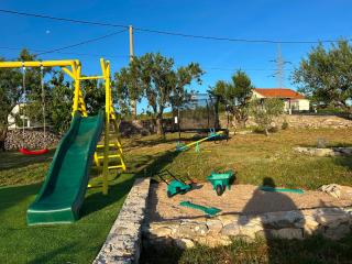 Villa Malenica - 4BR, Heated pool and 1000m2 fenced garden - 3