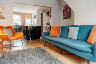 Charming Victorian Terrace near City with Free Parking - 0