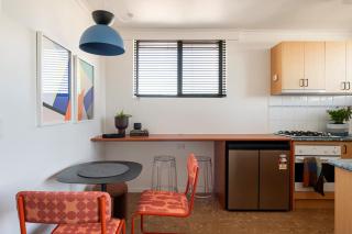 Budd Place Sunny Top-Floor Stay with Parking - 8