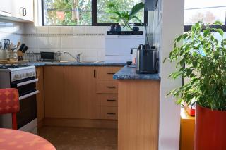Budd Place Sunny Top-Floor Stay with Parking - 6