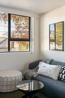 Budd Place Sunny Top-Floor Stay with Parking - 4
