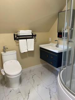 UVIC Ocean View Private Guesthouse - 6