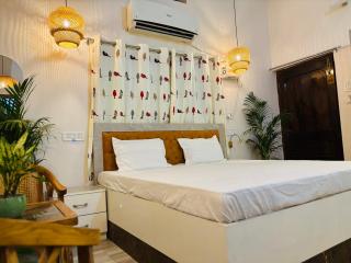 Vintage Vibe Private Room in Varanasi and Kitchen - 8