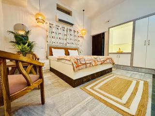 Vintage Vibe Private Room in Varanasi and Kitchen - 3