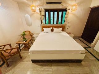 Vintage Vibe Private Room in Varanasi and Kitchen - 7