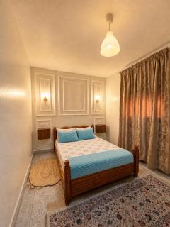 Calm Central Stay Near Beach - High-Speed WiFi, Free Parking - 7