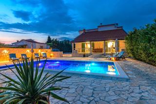 Holiday House Paula sa privatnim grijanim bazenom na mirnoj lokacija blizu mora - Privlaka (Brevilacqua) - 0