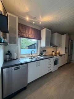 Main part of a detached house, 3 bedrooms, large parking area! - 4