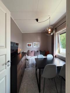 Main part of a detached house, 3 bedrooms, large parking area! - 2