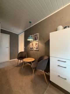Main part of a detached house, 3 bedrooms, large parking area! - 5