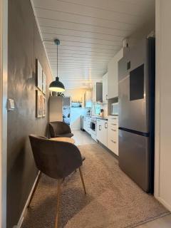Main part of a detached house, 3 bedrooms, large parking area! - 7